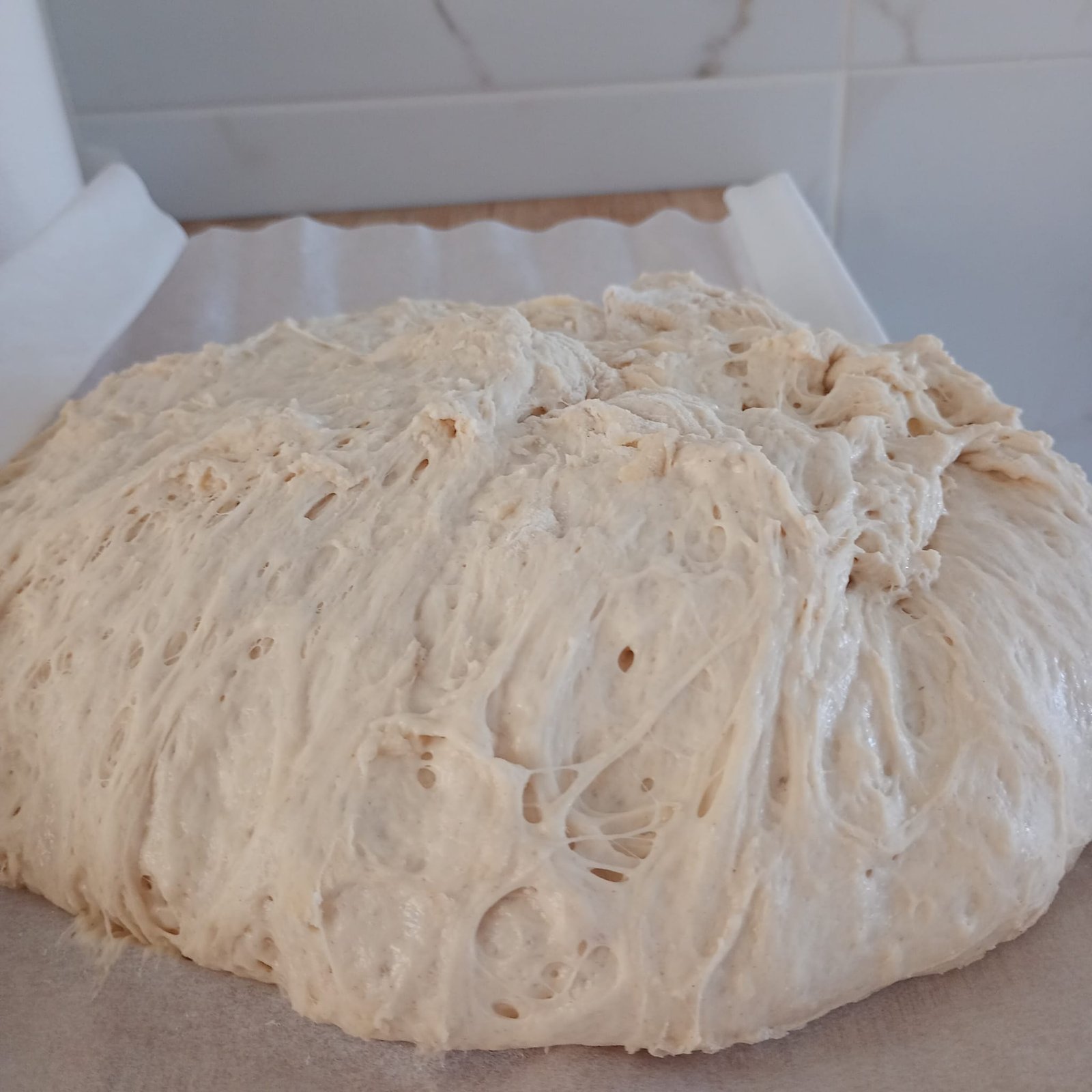 Pan hecho en casa amasado a mano en Adonna Trattoria